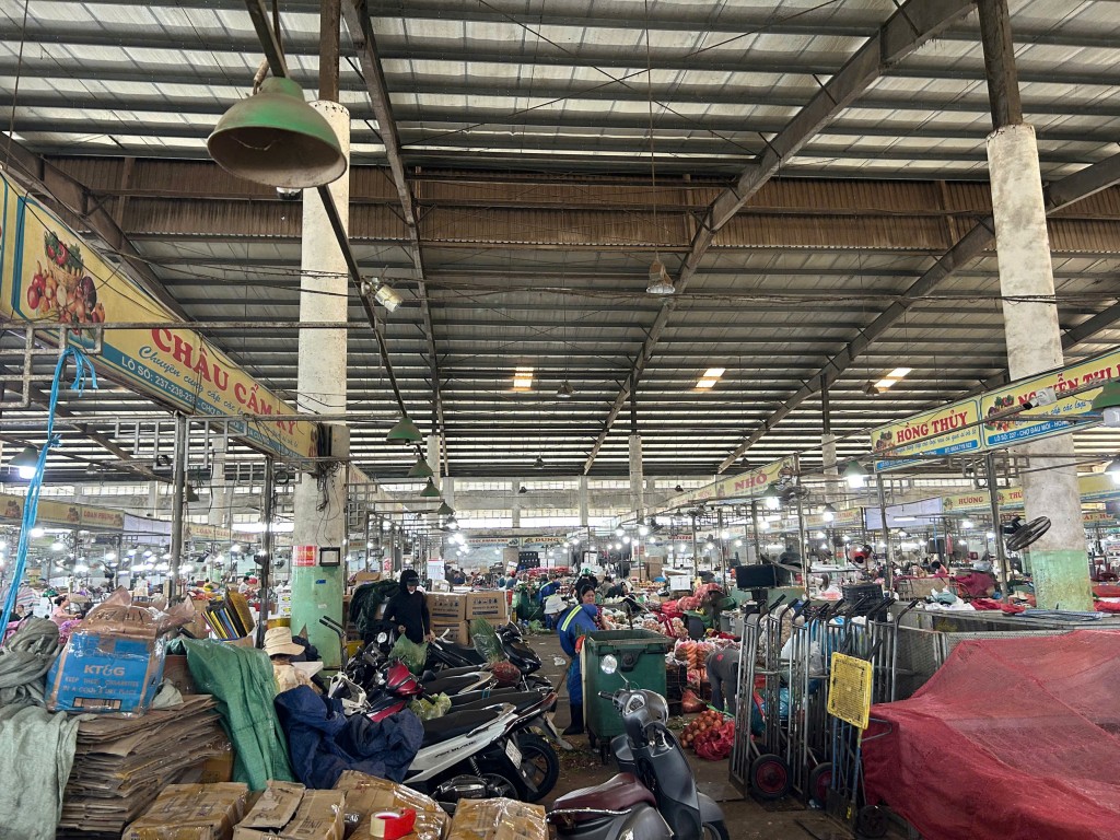 Tình trạng chợ đầu mối Hòa Cường hiện nay mái dột, đường nội bộ xuống cấp, thoát nước kém khiến mùa mưa ngập lụt, mùa nắng thì nóng nực và bốc mùi (Ảnh Đ.Minh)