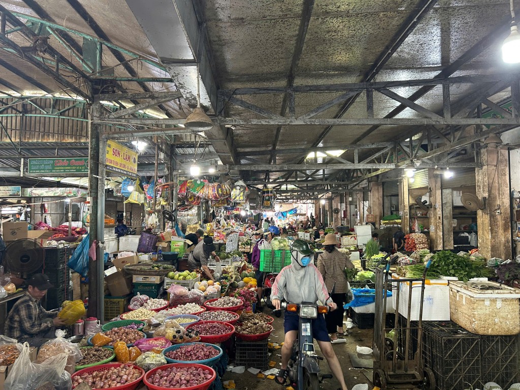 Chợ đầu mối Hòa Cường có khoảng hơn 500 quầy hàng là chợ nông sản lớn nhất miền Trung, với hơn 500 quầy hàng, mỗi ngày cung cấp hàng trăm tấn rau củ quả (Ảnh Đ.Minh)