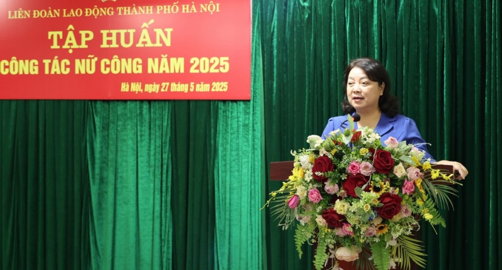 Phó Chủ tịch LĐLĐ thành phố Hà Nội Nguyễn Thị Thu Thủy phát biểu tại buổi tập huấn