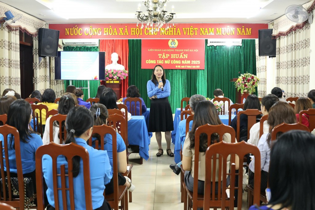 Báo cáo viên chia sẻ tại buổi tập huấn