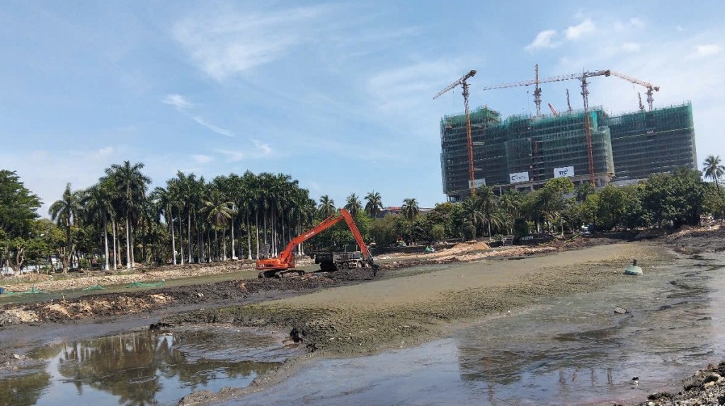 Đơn vị thi công đang khẩn trương triển khai nạo vét và xử lý khoảng hơn 100.000m3 bùn, đất trong lòng hồ để hoàn thành trước mùa mưa