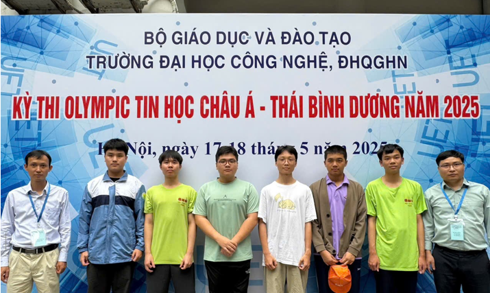 Các thầy, cô giáo và học sinh đội tuyển Olympic Tin học Châu Á - Thái Bình Dương năm 2025