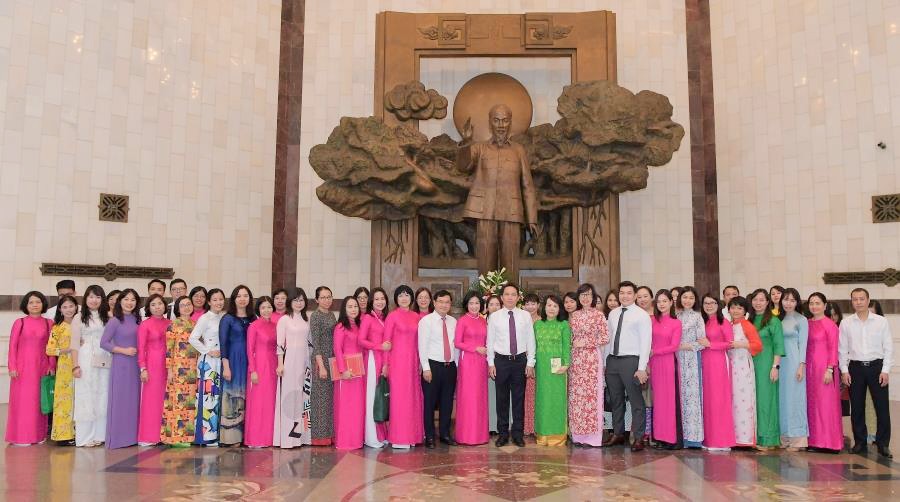 Các đại biểu Đảng bộ Vietcombank TSC chụp ảnh lưu niệm tham quan Bảo tàng Hồ Chí Minh