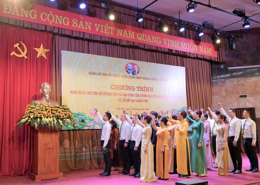 Các đảng viên mới kết nạp tuyên thệ