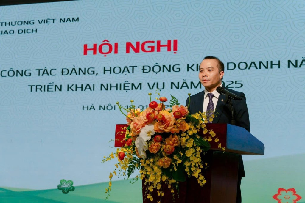 Ông Đỗ Việt Hùng - Thành viên HĐQT phát biểu tại hội nghị triển khai nhiệm vụ kinh doanh năm 2025 tại Chi nhánh Sở giao dịch.