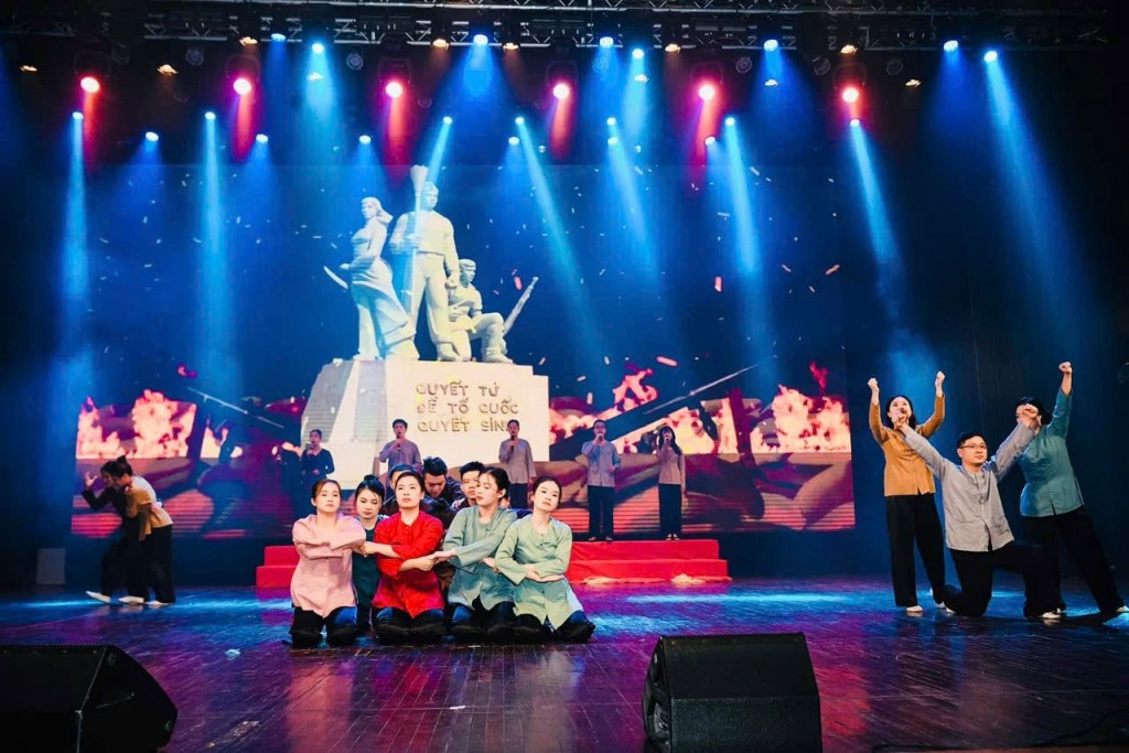 Tiết mục văn nghệ ca ngợi Đảng cộng sản và Bác Hồ do Đảng viên  và quần chúng ưu tú Chi nhánh Sở giao dịch biểu diễn.