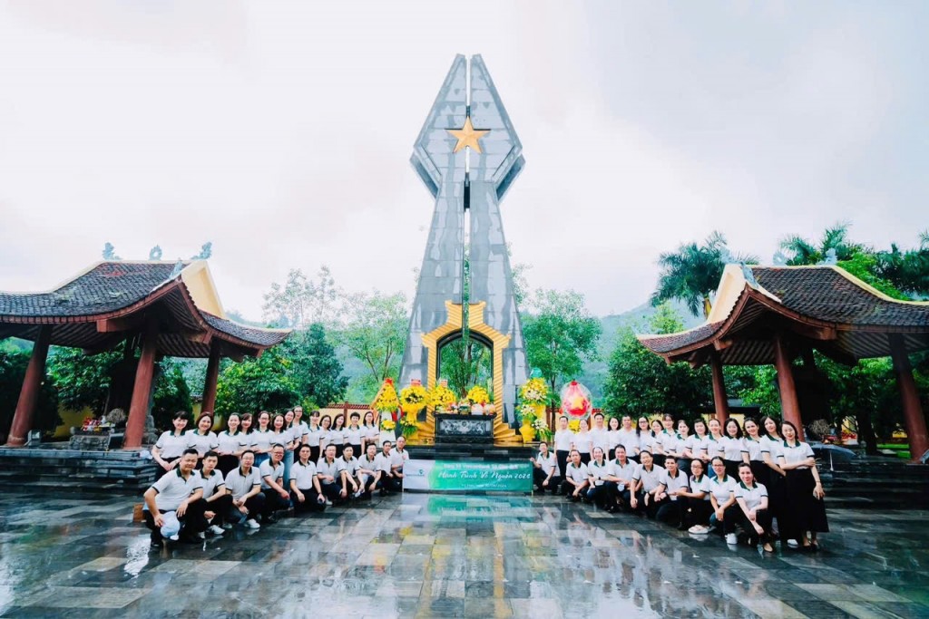 Đảng bộ Vietcombank Sở Giao Dịch với chương trình về nguồn “ Nghĩa tình biên giới” tại Pò Hèn- Quảng Ninh tháng 8.2024
