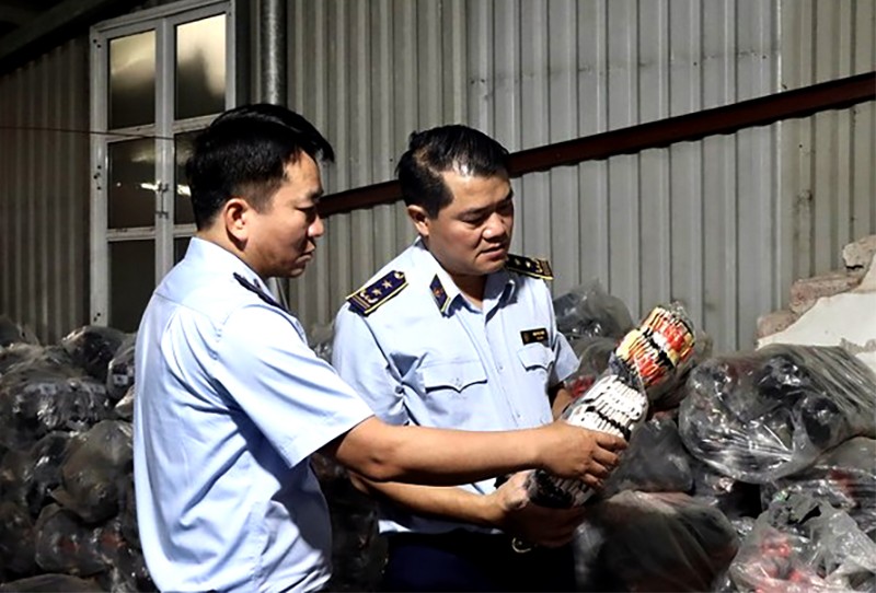 Lực lượng chức năng kiểm tra cơ sở sản xuất tất nghi giả mạo nhãn hiệu nổi tiếng