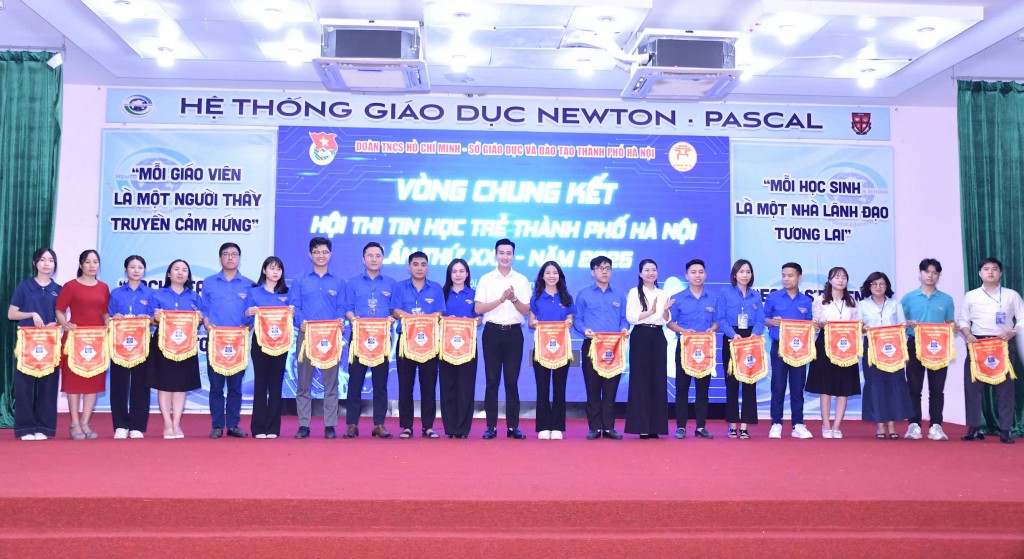 trao cờ lưu niệm tới các đơn vị tham gia