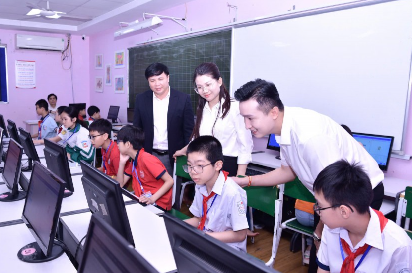 Các em học sinh tham gia phần thi kiến thức chung