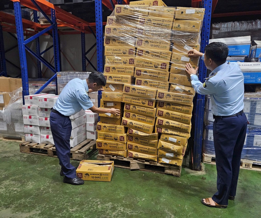 Hàng trăm thùng nấm quá hạn sử dụng bị lực lượng quản lý thị trường phát hiện.