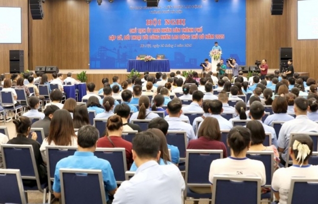 Chủ tịch UBND TP Hà Nội đối thoại với công nhân Thủ đô