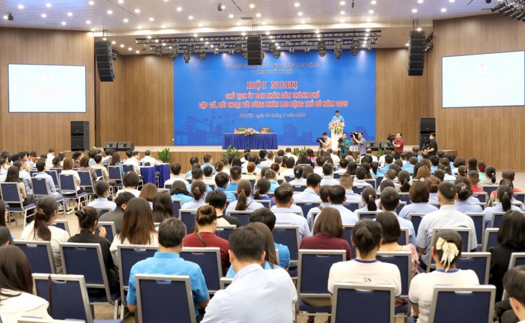 Chủ tịch UBND TP Hà Nội đối thoại với công nhân Thủ đô