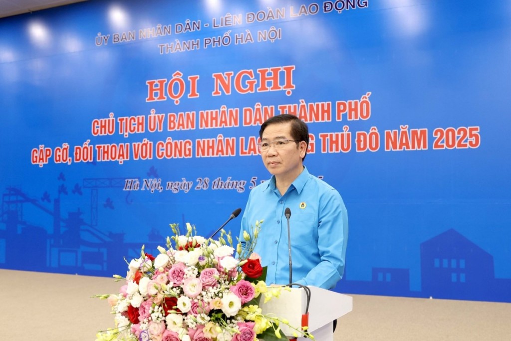 Phó Chủ tịch LĐLĐ Thành phố Nguyễn Huy Khánh báo cáo tại Hội nghị