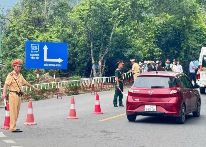 Lực lượng chức năng tập trung thực hiện công tác an ninh trật tự được đảm bảo cho sự kiện được diễn ra thuận lợi. Lực lượng chức năng tập trung thực hiện công tác an ninh trật tự được đảm bảo cho sự kiện được diễn ra thuận lợi.
