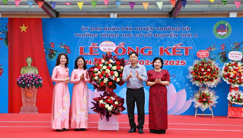 Lãnh đạo UBND thị trấn Thường Tín chúc mừng thầy và trò nhà trường trong ngày tổng kết năm học. (Ảnh: Đại Thắng)