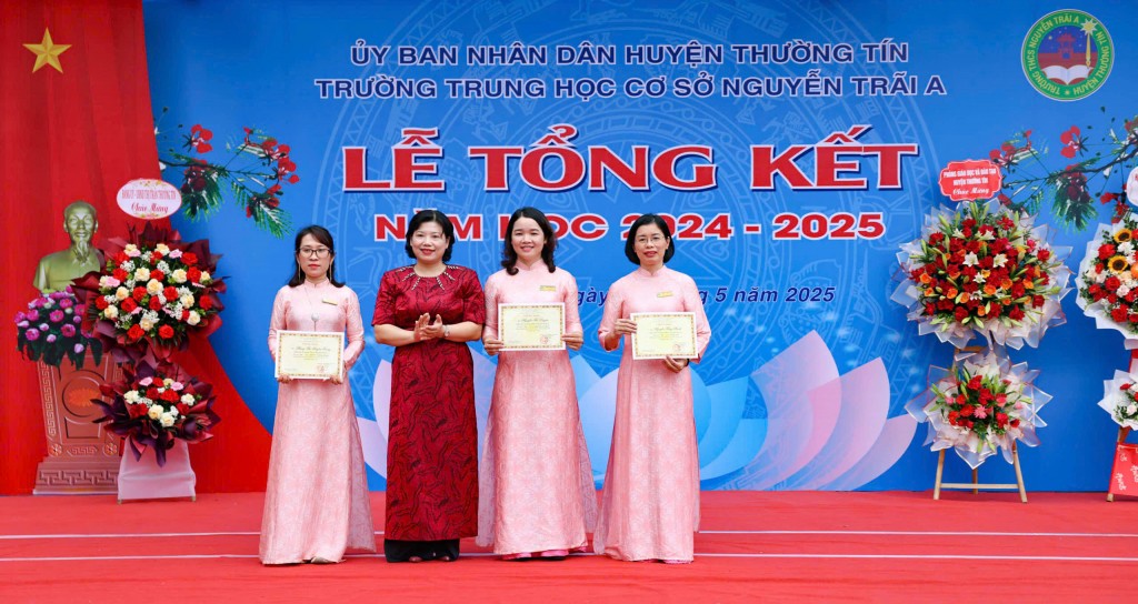 Quà yêu thương đến với học trò trong ngày bế giảng năm học