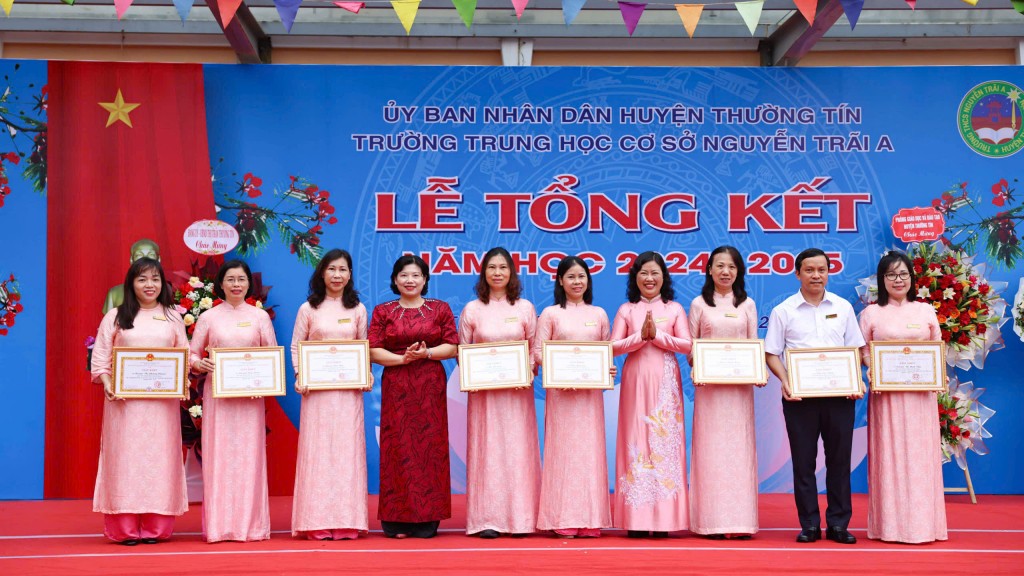 Quà yêu thương đến với học trò trong ngày bế giảng năm học