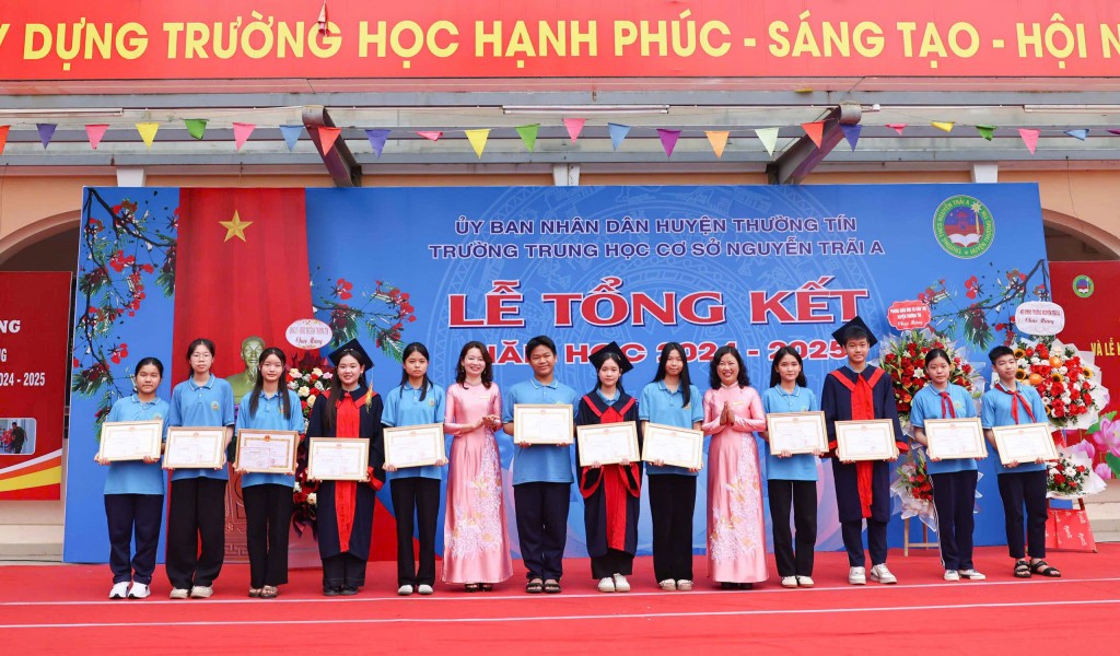 Quà yêu thương đến với học trò trong ngày bế giảng năm học