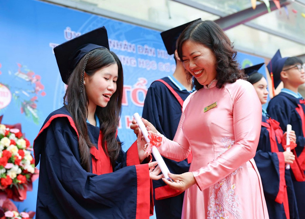 Quà yêu thương đến với học trò trong ngày bế giảng năm học