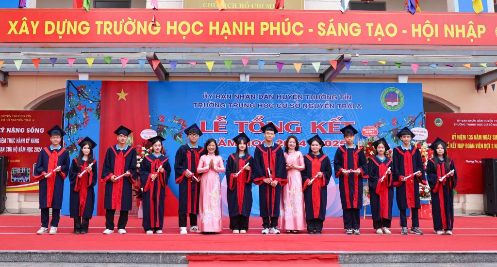 Quà yêu thương đến với học trò trong ngày bế giảng năm học