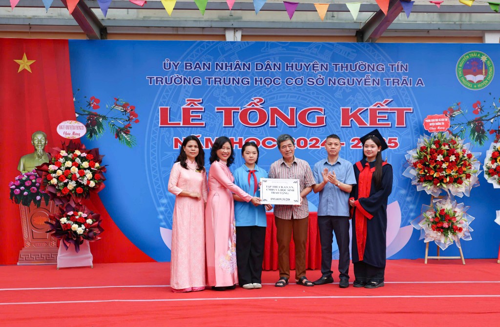 Quà yêu thương đến với học trò trong ngày bế giảng năm học