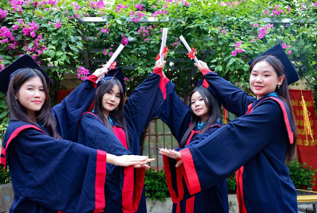 Quà yêu thương đến với học trò trong ngày bế giảng năm học