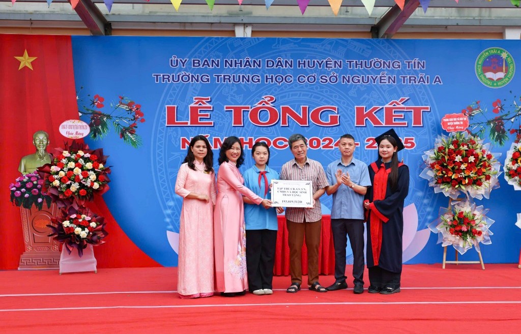 Quà yêu thương đến với học trò trong ngày bế giảng năm học