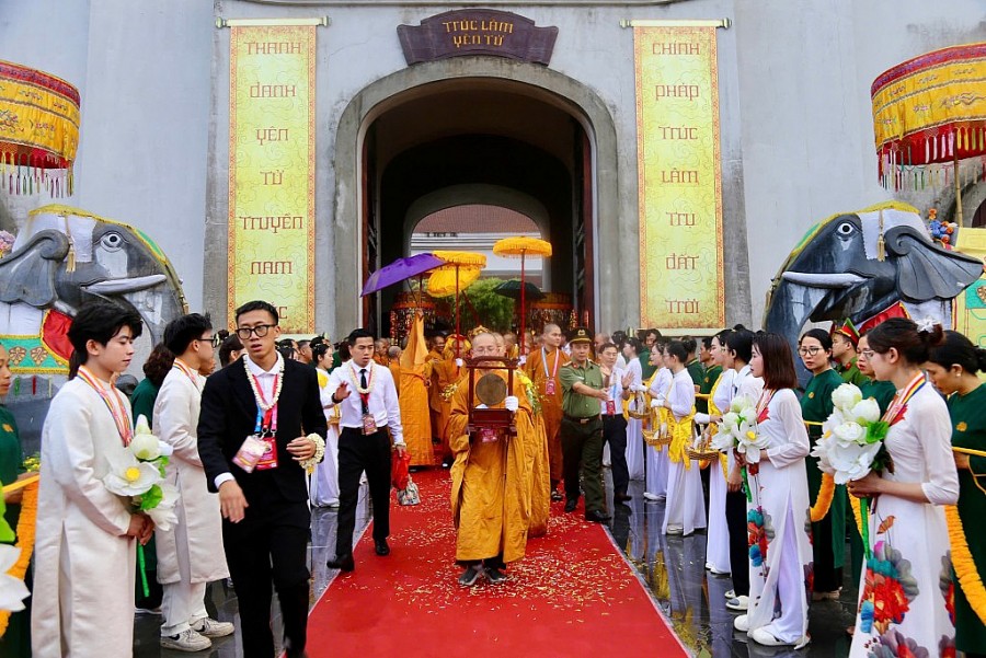 Lãnh đạo tỉnh Quảng Ninh, Giáo hội Phật giáo Việt Nam và các tăng ni, phật tử cùng đông đảo nhân dân, du khách cung tiễn xá lợi Đức Phật. Lãnh đạo tỉnh Quảng Ninh, Giáo hội Phật giáo Việt Nam và các tăng ni, phật tử cùng đông đảo nhân dân, du khách cung tiễn xá lợi Đức Phật.