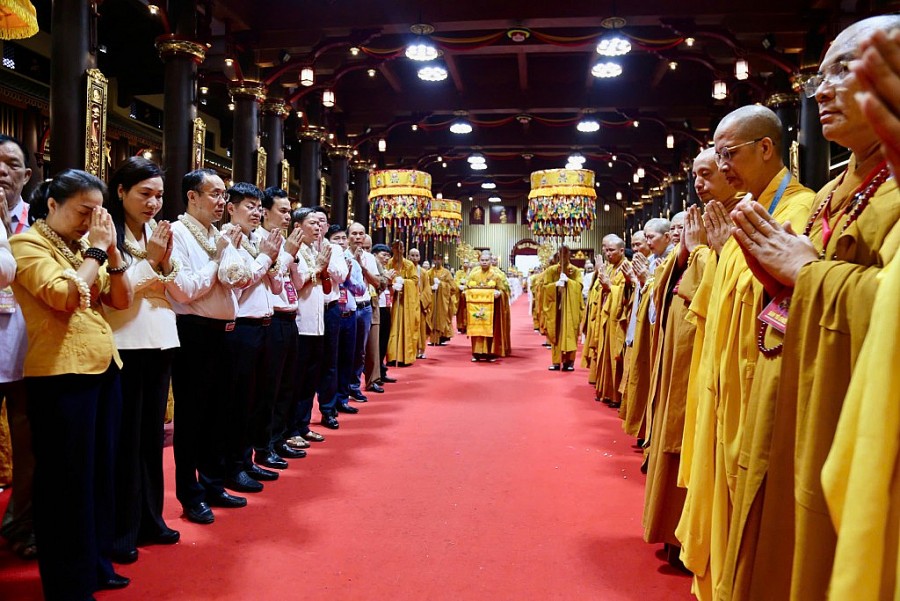 Các đại biểu, lãnh đạo tỉnh Quảng Ninh cùng các tăng ni chắp tay niệm Phật trước khi bàn giao Xá lợi về chùa Chuông. Các đại biểu, lãnh đạo tỉnh Quảng Ninh cùng các tăng ni chắp tay niệm Phật trước khi bàn giao Xá lợi về chùa Chuông.
