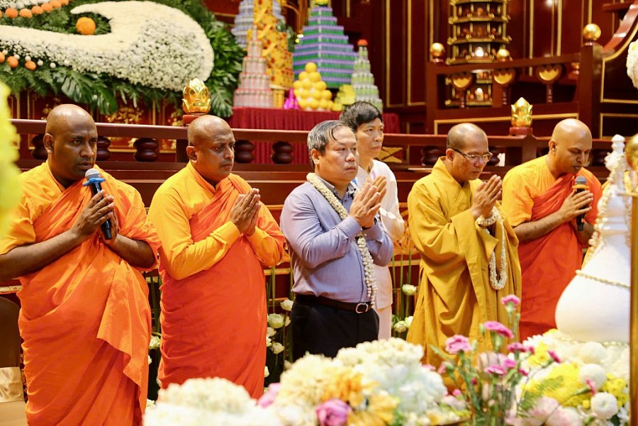 Bí thư Tỉnh uỷ Quảng Ninh cùng các tăng ni Phật tử làm lễ cung rước Xá lợi Đức Phật. Bí thư Tỉnh uỷ Quảng Ninh cùng các tăng ni Phật tử làm lễ cung rước Xá lợi Đức Phật.