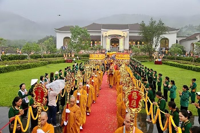 Dòng người chắp tay khấn vái, đọc kinh trên suốt quãng đường dài với sự hỗ trợ từ các tình nguyện viên, tạo nên khung cảnh xúc động nơi đất Phật linh thiêng. Dòng người chắp tay khấn vái, đọc kinh trên suốt quãng đường dài với sự hỗ trợ từ các tình nguyện viên, tạo nên khung cảnh xúc động nơi đất Phật linh thiêng.