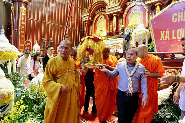 Quảng Ninh: Cung tiễn xá lợi Đức Phật về chùa Chuông - Hưng Yên