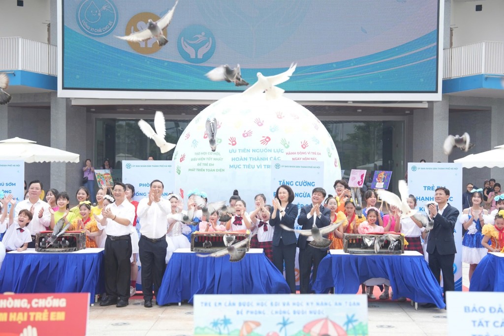 Các đại biểu và trẻ em thực hiện thả chim bồ câu với mong muốn trẻ em được sống và phát triển trong hòa bình, luôn yêu thương và hạnh phúc