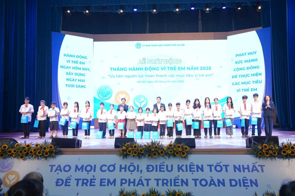 Trao quà hỗ trợ trẻ em hoàn cảnh đặc biệt, hoàn cảnh khó khăn tại chương trình. Ảnh: Linh Phạm