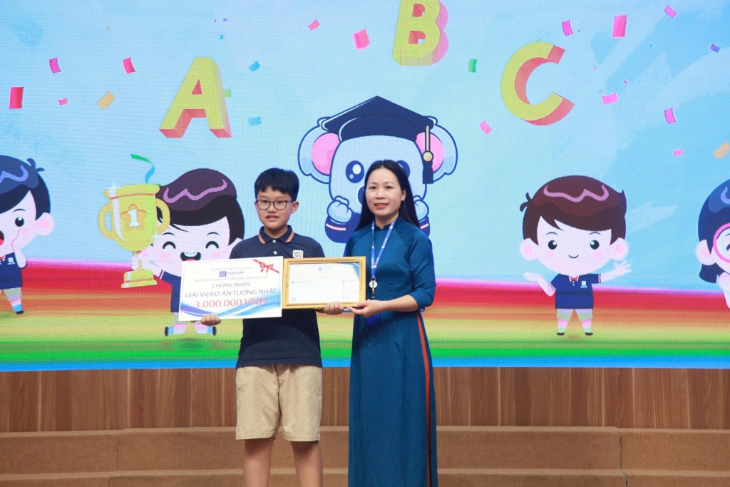 Cô Thân Thị Phượng, Phó Hiệu trưởng Trường Tiểu học và THCS Unigo trao giải Video ấn tượng nhất