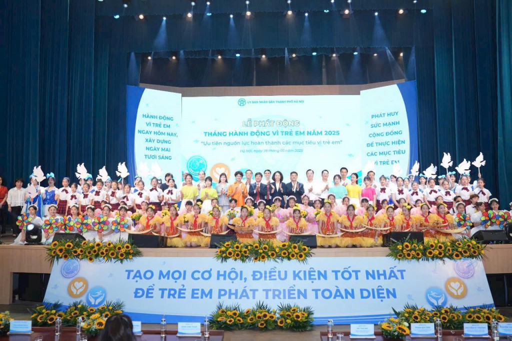 Các đại biểu chụp ảnh kỷ niệm cùng các em thiếu nhi tại chương trình. Ảnh: Linh Phạm