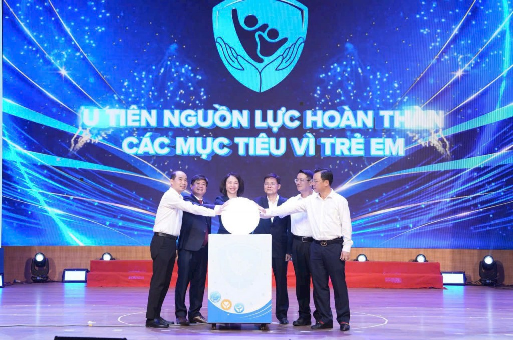 Các đại biểu thực hiện nghi thức phát động Tháng hành động Vì trẻ em. Ảnh: Linh Phạm