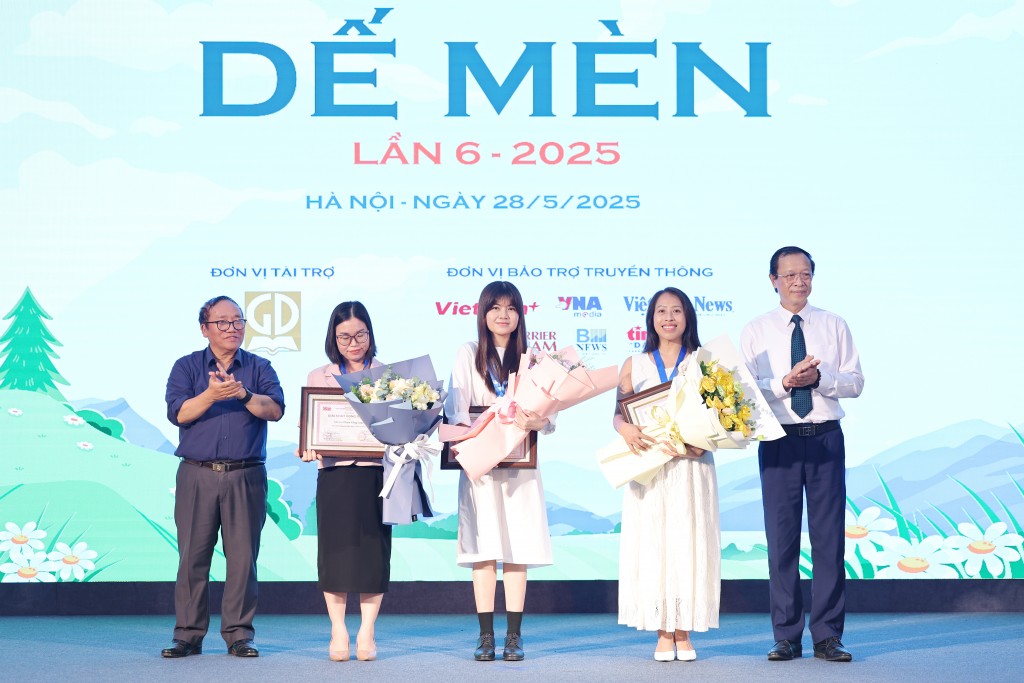 Phó Chủ tịch Hội Nhà văn Việt Nam Trần Đăng Khoa và Thứ trưởng Bộ Giáo dục và Đào tạo Phạm Ngọc Thưởng trao giải Khát vọng Dế Mèn tới các tác giả