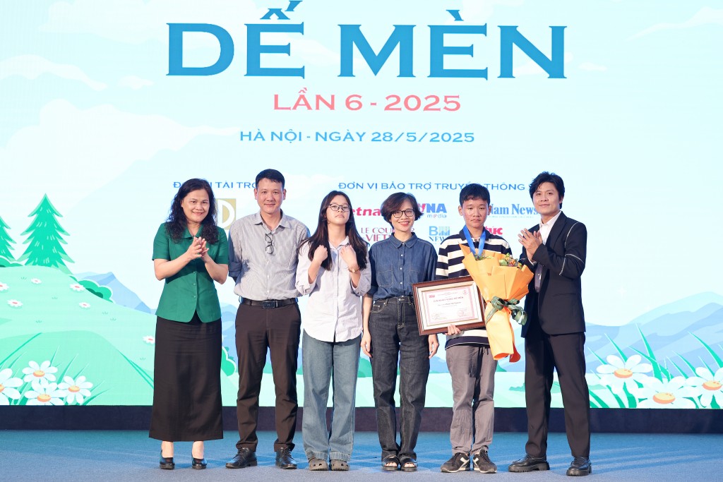 Phó Tổng Giám đốc Thông tấn xã Việt Nam Nguyễn Thị Sự và nhạc sĩ Nguyễn Văn Chung - Đại sứ truyền cảm hứng Dế Mèn) trao giải Khát vọng Dế Mèn tới các tác giả