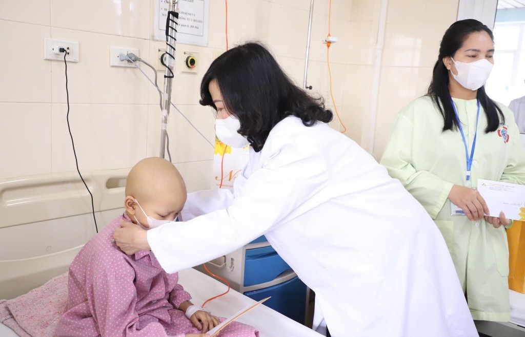 Bộ trưởng Đào Hồng Lan thăm, tặng quà bệnh nhi tại Bệnh viện K