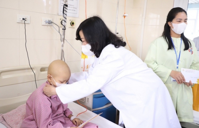 Bộ trưởng Đào Hồng Lan thăm, tặng quà bệnh nhi tại Bệnh viện K