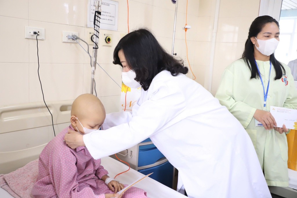 Bộ trưởng Bộ Y tế Đào Hồng Lan đã đến thăm, tặng quà và động viên các bệnh nhi đang điều trị tại Khoa Nội Nhi, Bệnh viện K cơ sở Tân Triều.