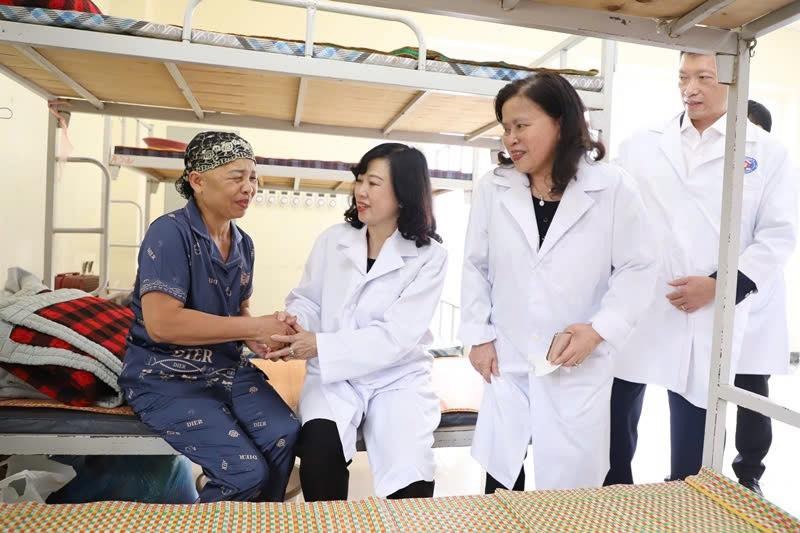 Bộ trưởng Đào Hồng Lan thăm, tặng quà bệnh nhân tại Bệnh viện K nhân dịp Quốc tế Thiếu nhi