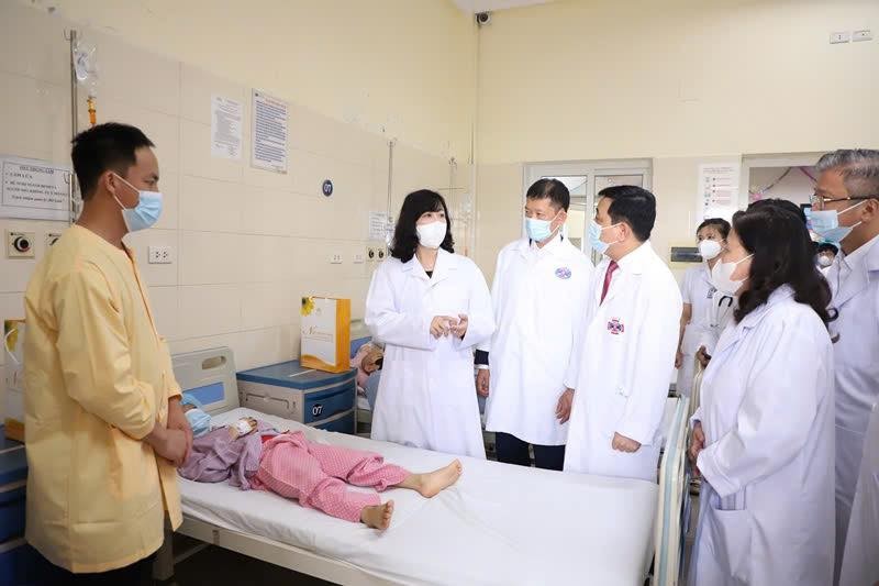 Bộ trưởng Bộ Y tế Đào Hồng Lan đã đến thăm, tặng quà và động viên các bệnh nhi đang điều trị tại Khoa Nội Nhi, Bệnh viện K cơ sở Tân Triều.