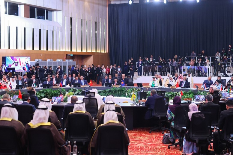 Điểm nhấn quan trọng của các hội nghị lần này là tư duy mở rộng liên kết của ASEAN để thích ứng với các biến động về địa chính trị, địa kinh tế; thúc đẩy liên kết vượt ra ngoài khu vực với việc tổ chức Hội nghị Cấp cao ASEAN-GCC và Hội nghị Cấp cao ASEAN-GCC-Trung Quốc - Ảnh: VGP/Nhật Bắc