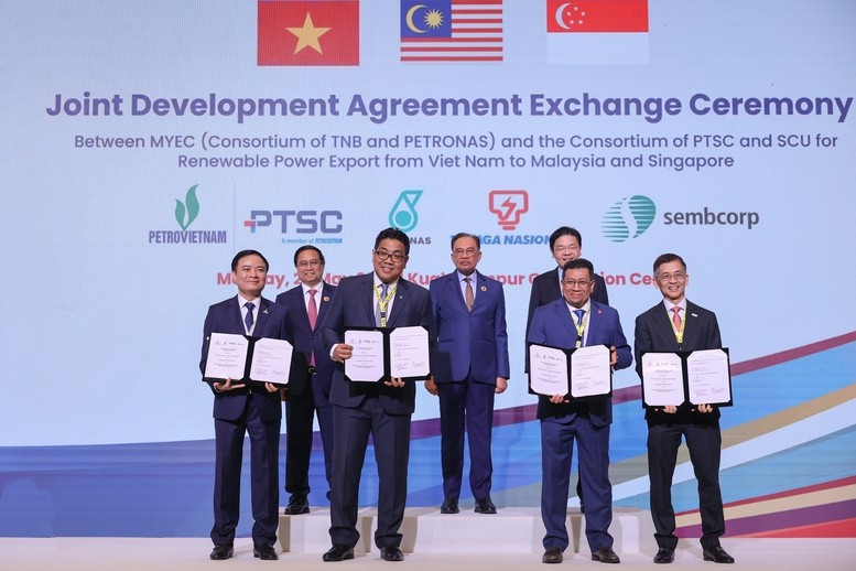 Thủ tướng Phạm Minh Chính cùng Thủ tướng Malaysia Anwar Ibrahim và Thủ tướng Singapore Lawrence Wong chứng kiến lễ trao thoả thuận hợp tác phát triển giữa các tập đoàn năng lượng hàng đầu của 3 nước về xuất khẩu điện tái tạo từ Việt Nam sang Malaysia và Singapore - Ảnh: VGP/Nhật Bắc