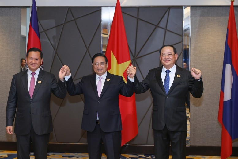 Thủ tướng Phạm Minh Chính cùng Thủ tướng Vương quốc Campuchia Samdech Thipadei Hun Manet và Thủ tướng CHDCND Lào Sonexay Siphandone - Ảnh: VGP/Nhật Bắc