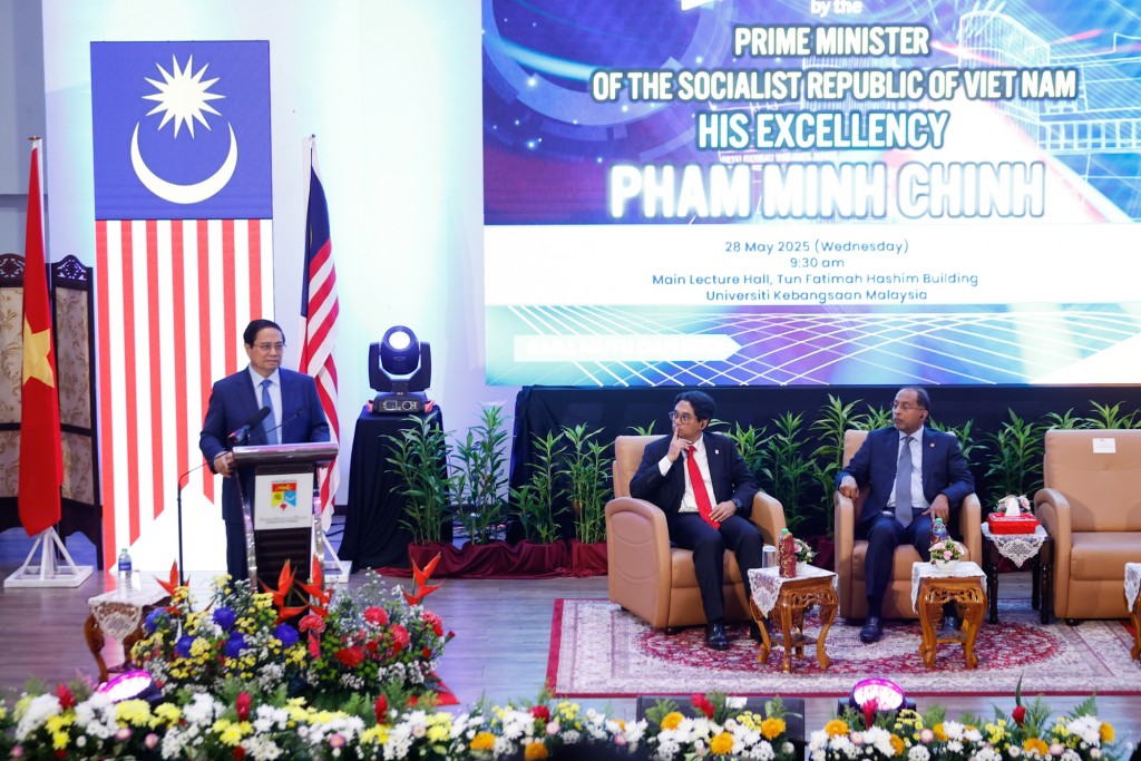 Thủ tướng Phạm Minh Chính cho rằng: Khi Việt Nam và Malaysia cùng đầu tư cho tri thức, chúng ta sẽ cùng nhau kiến tạo một Đông Nam Á không chỉ là trung tâm sản xuất mà còn là trung tâm của ý tưởng - Ảnh: VGP/Nhật Bắc
