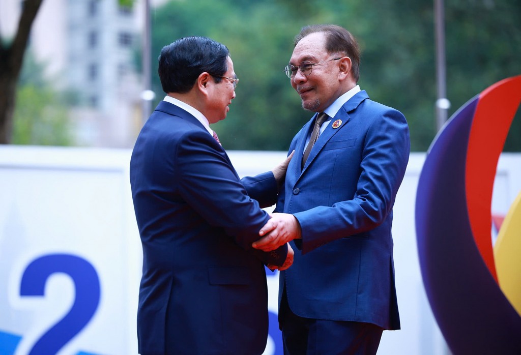 Thủ tướng Malaysia Anwar Ibrahim chào đón Thủ tướng Phạm Minh Chính tham dự Hội nghị Cấp cao ASEAN lần thứ 46 và các hội nghị cấp cao liên quan - Ảnh VGP/Nhật Bắc